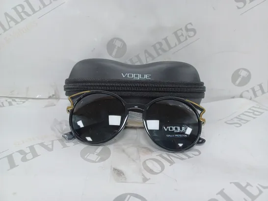 VOGUE PLASTIC FRAMED NERO SUNGLASSES 