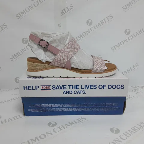 BOXED PAIR OF SKECHERS BEACH KISS SANDALS IN BLUSH SIZE 7