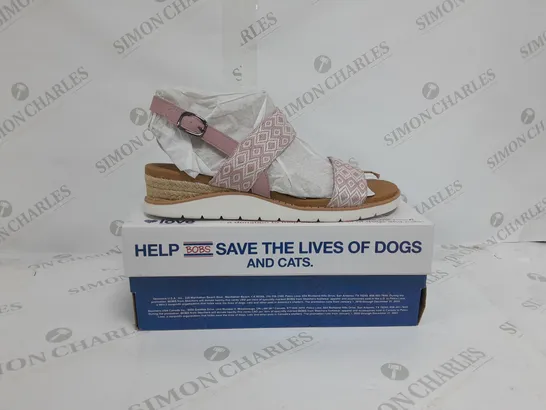 BOXED PAIR OF SKECHERS BEACH KISS SANDALS IN BLUSH SIZE 7