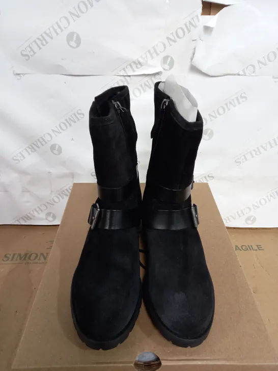 CLARKS CLARKWELL MID BLACK LINED STYLED BOOT SIZE 5