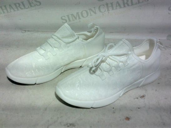 PAIR OF TRAINERS (WHITE, WITH LACED PATTERN), SIZE APPROX. 39 EU
