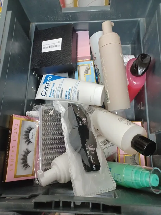 APPROXIMATELY 20 ASSORTED COSMETIC PRODUCTS TO INCLUDE COLGATE MOUTHWASH, JOHNSON'S BEDTIME WASH AND PANTENE SHAMPOO ETC. 