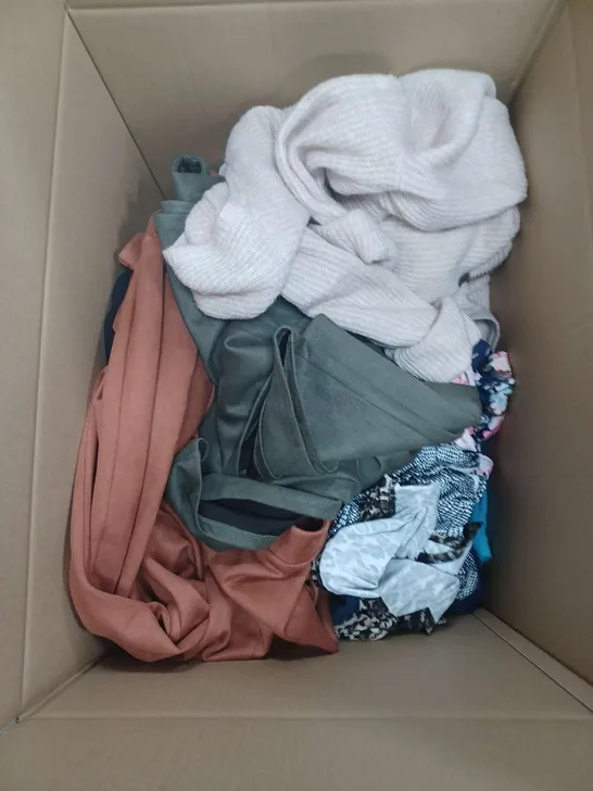 LARGE BOX OF APPROXIMATELY 25 VARIOUS CLOTHING ITEMS TO INCLUDE TOPS, DRESSES, AND TROUSERS ETC. 