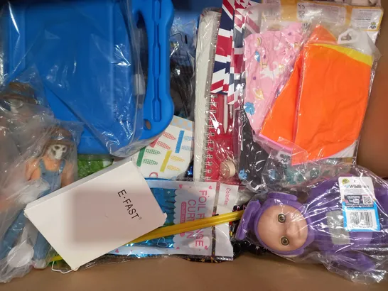 BOX OF APPROXIMATELY 20 ASSORTED TOYS AND GAMES TO INCLUDE INFLATABLE BEACH BALL, LULU & BIBI DINOSAUR SUCKER HANDBELL, TRAVEL MONOPOLY, ETC