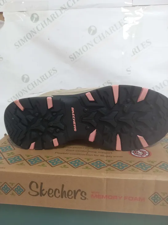 SKETCHERS WATERPROOF BOOT SIZE 8