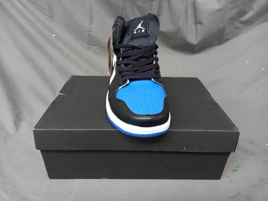 BOXED PAIR OF NIKE AIR JORDAN SHOES IN WHITE/BLUE/BLACK UK SIZE 5.5