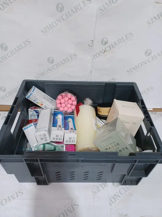 BOX TO CONTAIN APPROXIMATELY 25 ASSORTED RELAXATION & HOUSEHOLD GOODS, INCLUDES CANDLES, WAX MELTS AND BULBS