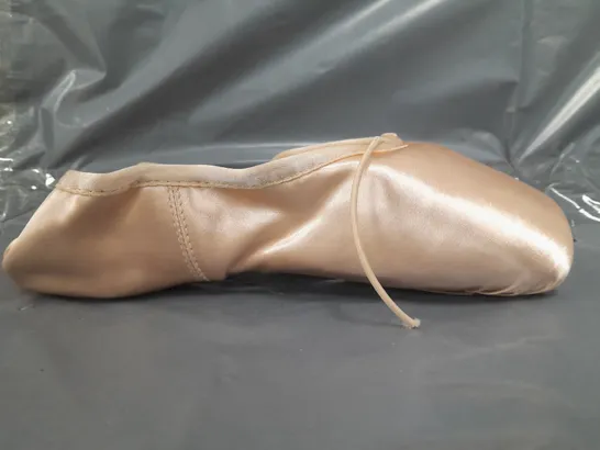 BOXED PAIR OF BLOCH POINTED SHOES IN PINK SIZE 6.5