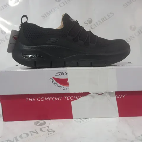 BOXED PAIR OF SKECHERS ARCH FIT SHOES IN BLACK UK SIZE 5.5
