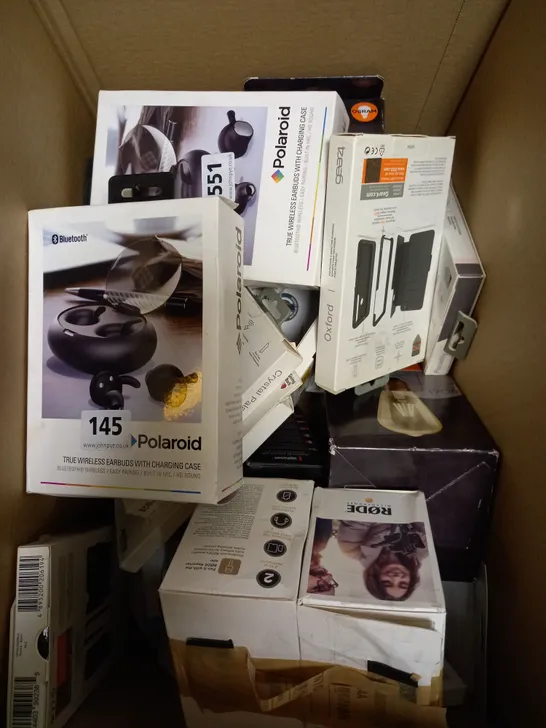 BOX OF APPROX 20 ELETRICAL ITEMS AND ACCESSORIES TO INCLUDE POLAROID WIRELESS EARBUDS, VIDEOMIC ME-L AND PHILIPS HUE SINGLE FILAMENT BULB ETC 