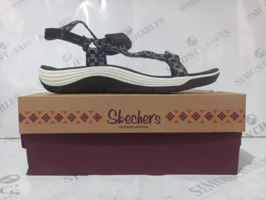 BOXED PAIR OF SKECHERS OPEN TOE STRAPPY SANDALS SIZE 7