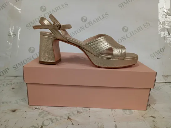 BOXED PAIR OF WYSE LONDON OPEN TOE LOW BLOCK HEELED SANDALS IN GOLD COLOUR EU SIZE 39