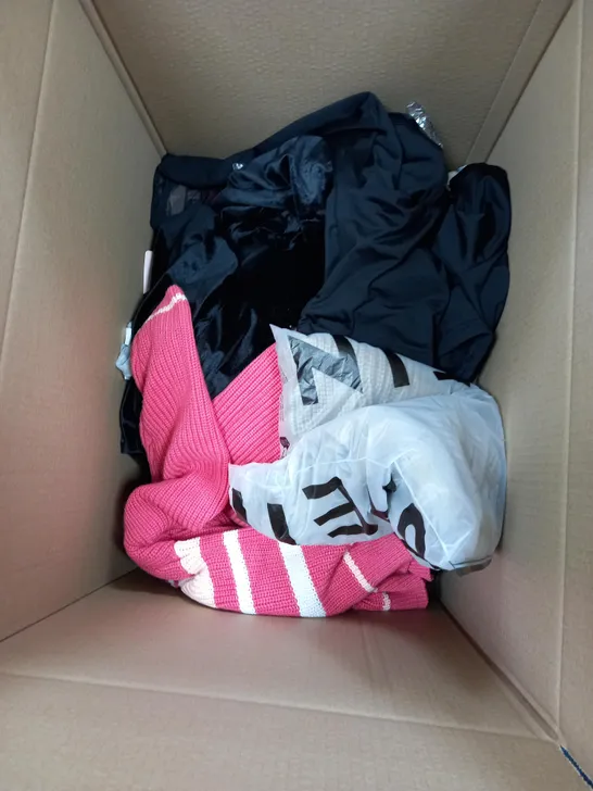 BOX OF APPROX 20 ASSORTED CLOTHING ITEMS TO INCLUDE JEANS, JOGGERS, FLORAL TOP, ETC. 