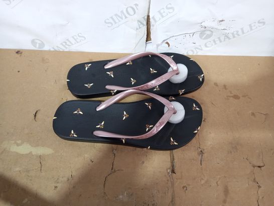 PAIR OF JOULES BUMBLEBEE FLIPFLOPS SIZE 5