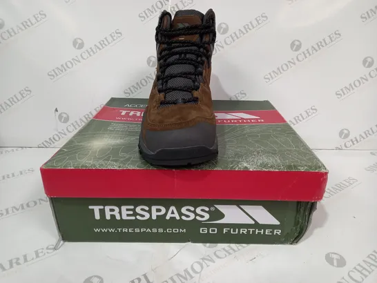 BOXED PAIR OF TRESPASS TRES-TEX BOOTS IN BROWN UK SIZE 10