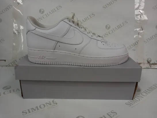 BOXED PAIR OF NIKE AIR FORCE 1 '07 SHOES IN WHITE UK SIZE 10