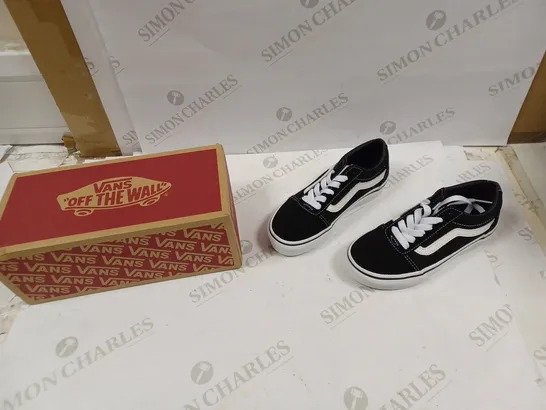 VANS OLD SKOOL BLACK/WHITE SIZE UK 13 JNR 