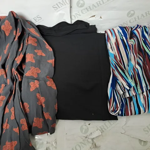 BOX OF ASSORTED CLOTHING ITEMS TO INCLUDE DRESSES - LEGGINGS - TOPS 