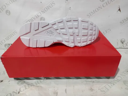 BOXED PAIR OF NIKE AIR HUARACHE IN WHITE UK SIZE 5.5