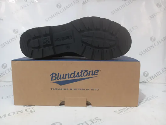 BOXED PAIR OF BLUNDSTONE ELASTIC SIDED BOOTS IN RUSTIC BLACK UK SIZE 9