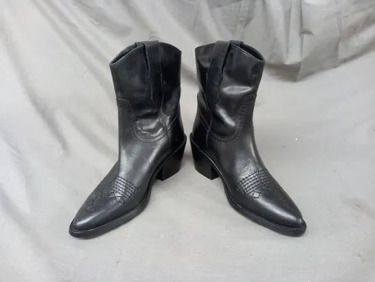 BOXED PAIR OF SOLEA WAYNE ANKLE BOOTS IN BLACK EU SIZE 35