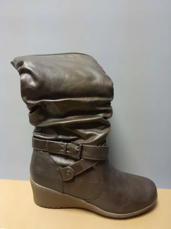 7 BOXED STRAP AND ROUCHE WEDGE HIGH LEG VIXEN BOOTS IN BROWN - SIZE 4