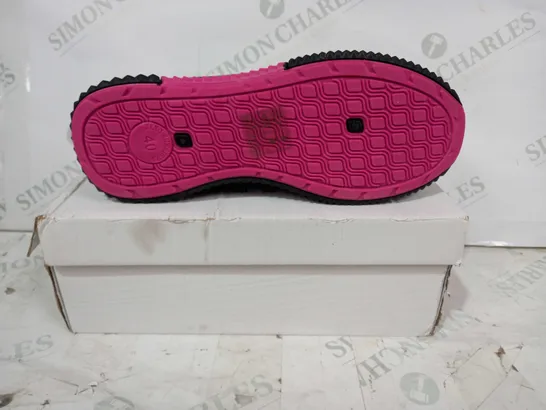 BOXED PAIR OF NIKE FUNUI SHOES IN BLACK/PINK EU SIZE 40