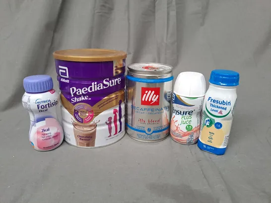 APPROXIMATELY 25 ASSORTED DRINK PRODUCTS TO INCLUDE ABBOTT PAEDIA SURE SHAKE, NUTRICIA FORTISIP, ILLY DECAFFEINATO COFFEE BEANS, ENSURE PLUS, FRESUBIN