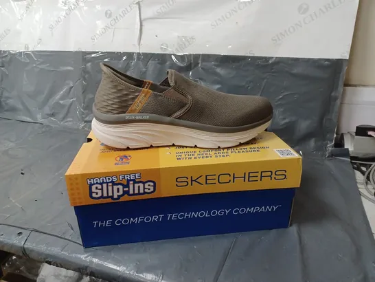 BOXED PAIR OF SKECHERS D'LUX WALKER SLIP-INS - LIGHT BROWN - SIZE 10 UK