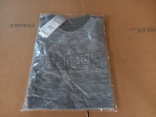 BAGGED ADIDAS GREY T-SHIRT - UK 7/8 YRS