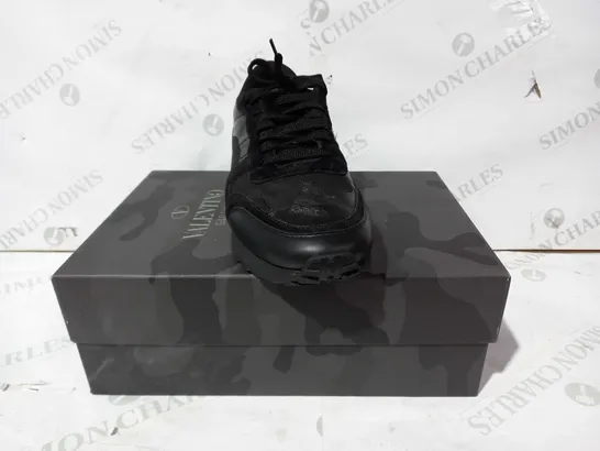 BOXED PAIR OF VALENTINO GARAVANI SHOES IN BLACK EU SIZE 39