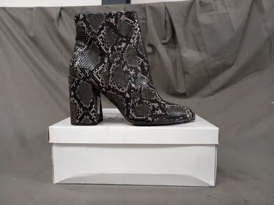 BOXED PAIR OF STEVE MADDEN ANKLE BOOTS IN GREY/OTHER SNAKE EU SIZE 41