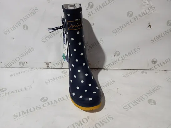 BOXED PAIR OF JOULES WELLINGTON BOOTS IN NAVY/WHITE UK SIZE 7