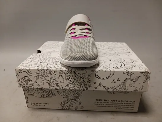 BOXED PAIR OF CLARKS SCAPE WEAVE KIDS SHOES IN GREY/PINK UK SIZE 12