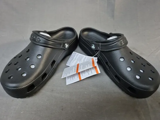 PAIR OF CROCS CLOGS IN BLACK SIZE M6/W8