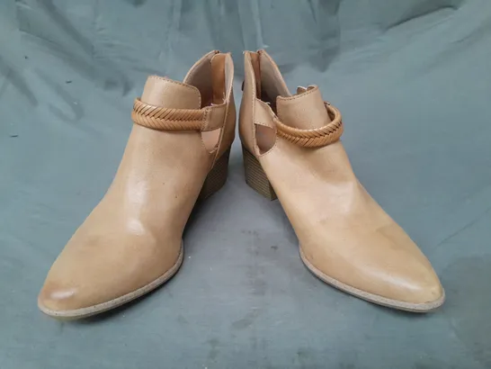 PAIR OF COMFORT TU BLOCK HEEL SHOES IN TAN SIZE 6