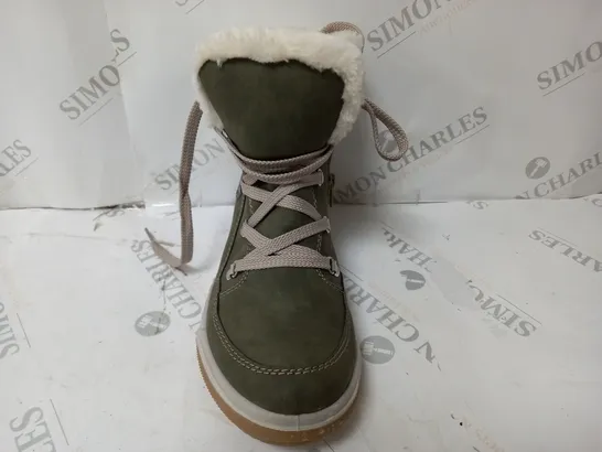 PAIR OF RIEKER WATER RESISTANT WARM LINED HIKING LACE UP BOOTS IN KHAKI - SIZE 6.5