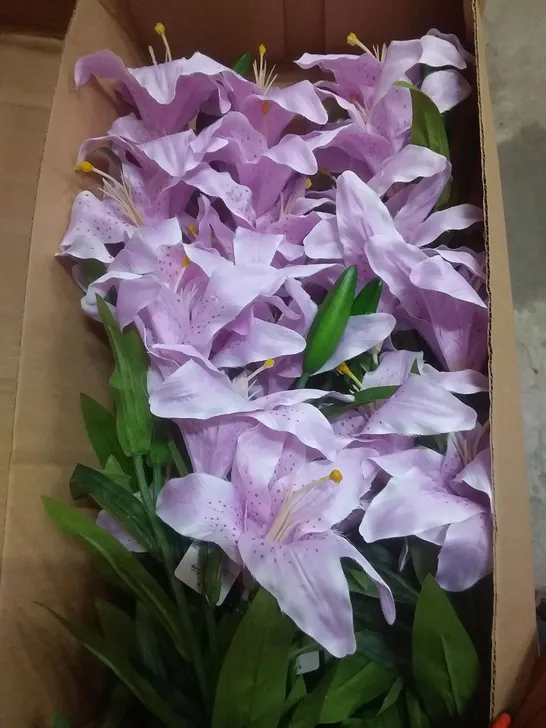 BOX OF 24 BRAND NEW SIGNATURE SILK FLOWERS 85CM SATIN TIGER LILY SPRAY × 3 W/2 FLOWERS, 1 BUD & 11 LEAVES - LIGHT LILAC SILK FLOWERS