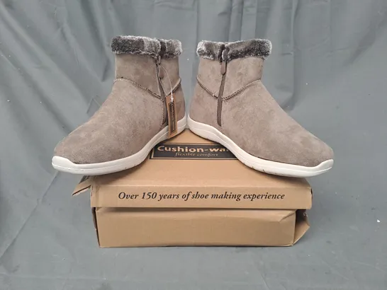 BOXED PAIR OF CUSHION-WALK BOOTS IN TAUPE SIZE 6