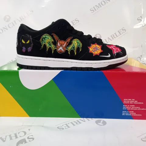 BOXED PAIR OF NIKE SB DUNK LOW PRO SHOES IN BLACK/WHITE/MULTICOLOUR UK SIZE 6