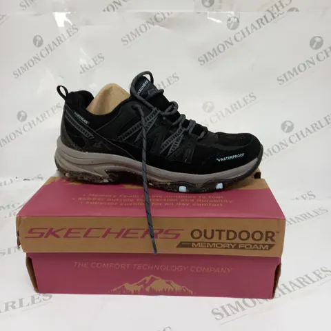 BOXED PAIR OF SKECHERS OUTDOOR SHOES SIZE UK 7