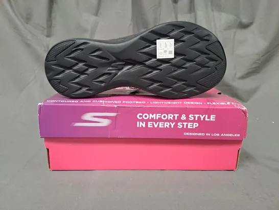 BOXED PAIR OF SKECHERS OPEN TOE SANDALS IN BLACK UK SIZE 6