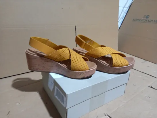 CLARKS LASER CUT LEATHER WEDGE SANDAL STANDARD FIT YELLOW- UK SIZE 