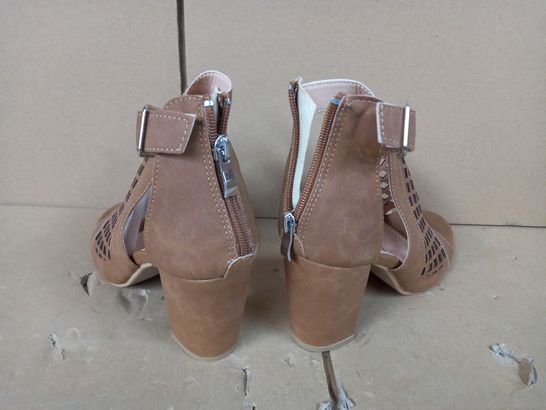 BOXED PAIR OF DESIGNER WOMENS FOOTWEAR IN BROWN SIZE EU 39