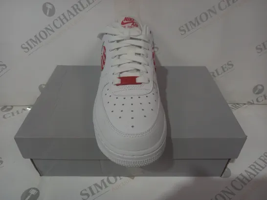 BOXED PAIR OF NIKE AIR FORCE 1 '07 ESS TREND SHOES IN WHITE/RED UK SIZE 4