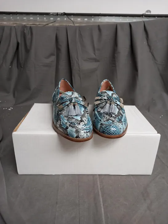 BOXED PAIR OF MODA IN PELLE SHOES IN DENIM SNAKE SIZE 6