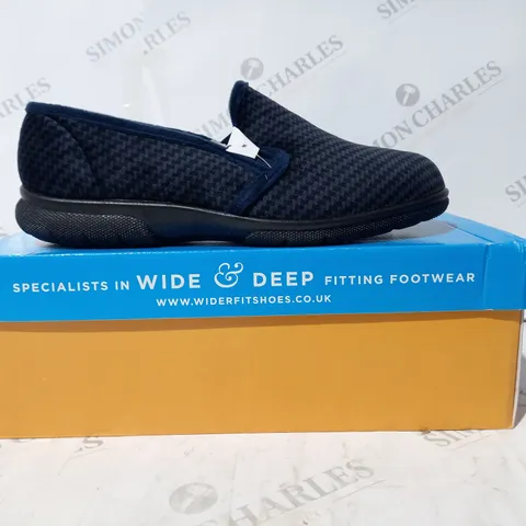 BOXED PAIR OF DB SLIPPERS IN NAVY UK SIZE 8