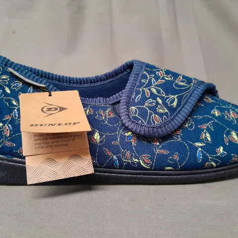 PAIR OF DUNLOP SLIPPERS IN BLUE SIZE 7