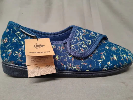 PAIR OF DUNLOP SLIPPERS IN BLUE SIZE 7