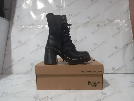 BOXED PAIR OF DR MARTENS CHESNEY BOOTS IN BLACK UK SIZE 4